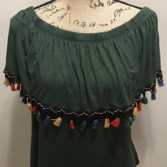 {Pebble & Stone} Green Tassel Off Shoulder Top - Picture 3 of 6